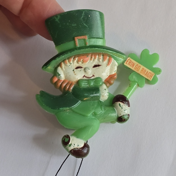 Vintage Leprechaun brooch 1978 Creative Creations Waving St Patrick’s Day - Picture 6 of 11